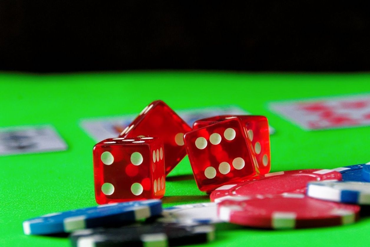 Würfelspiel mit Casino-Chips