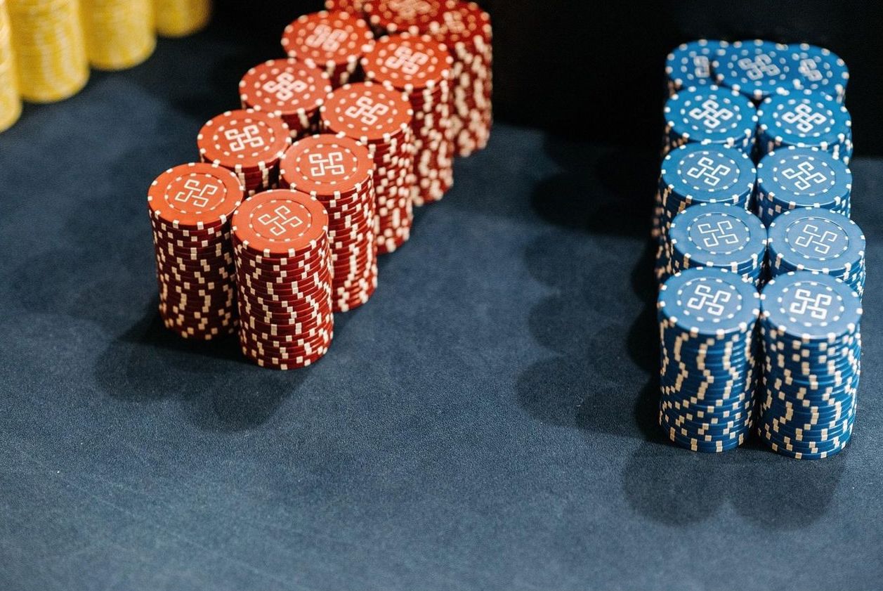 Casino-Chips-Bar mit farbigen Jetons