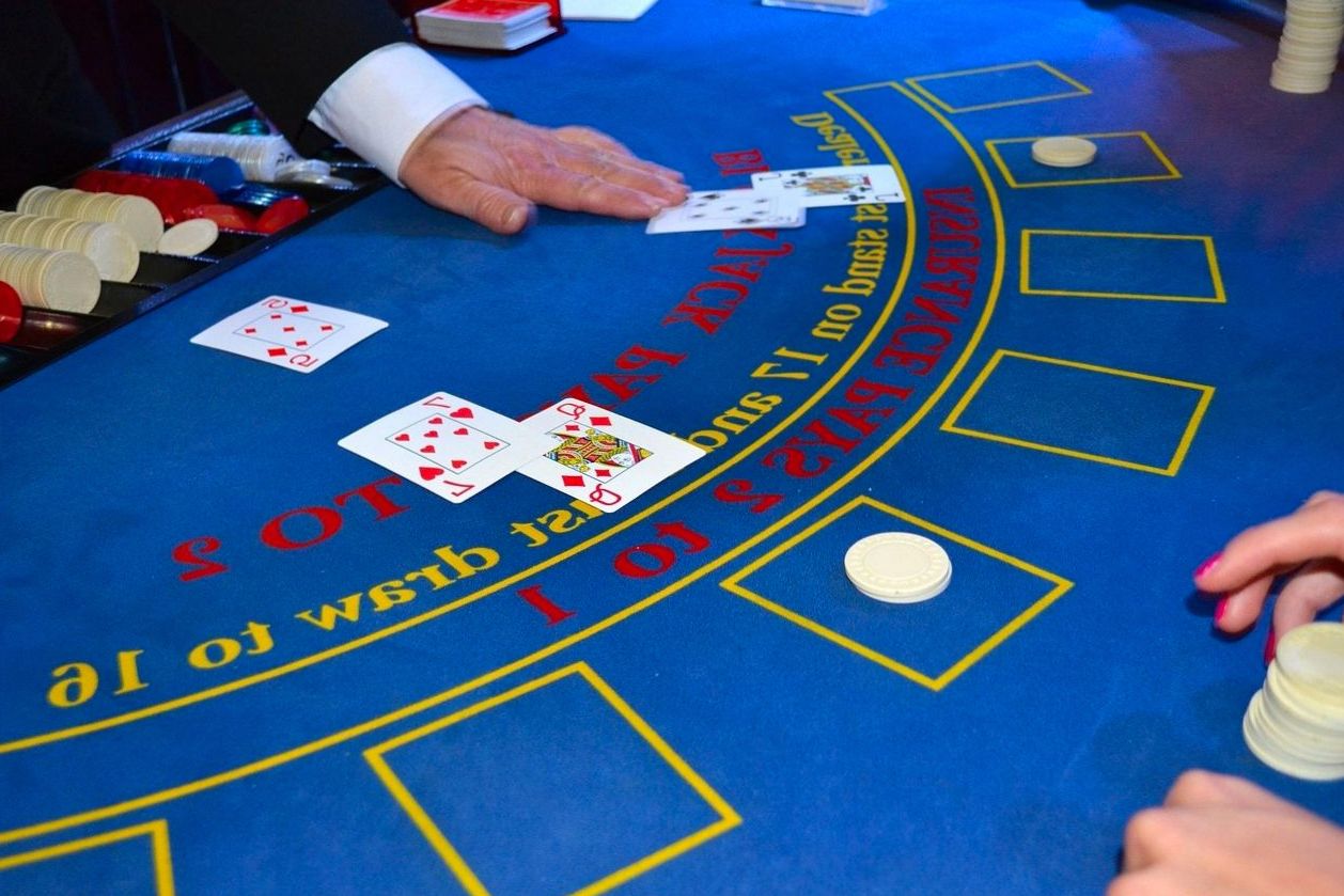 Blackjack-Tisch mit Dealer bei einem Event
